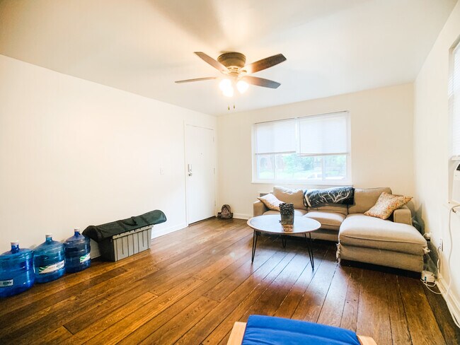 Sala de estar #3 - 6408 Kennedy Ave