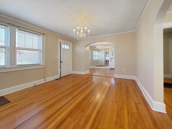 Foto del edificio - 5 Bedroom 3.5 Bath Brick home in Downtown ...