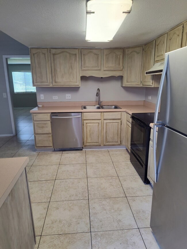 Building Photo - 409 Lakebend Pl