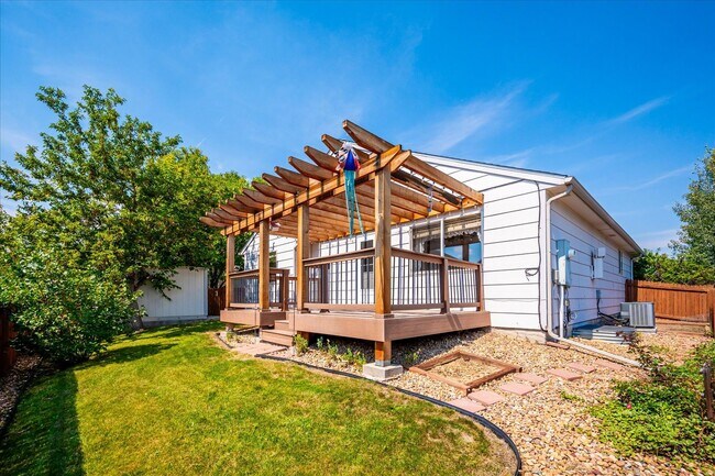 Foto del edificio - Evolve Real Estate: Meticulously Maintained 3 Bed RANCH Home with Deck and Pergola Available Sept 1!