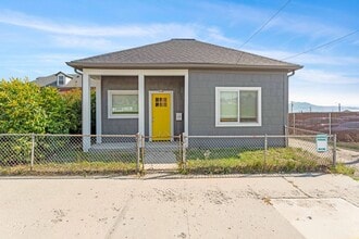 Building Photo - 118 E Platinum St
