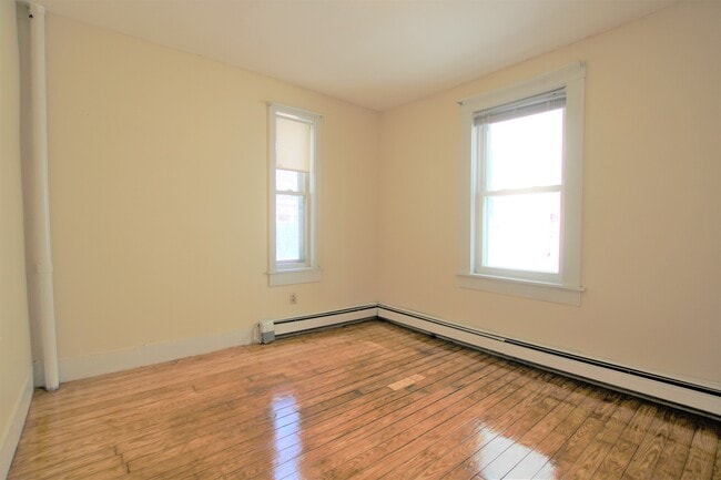 Building Photo - 35 Danforth St