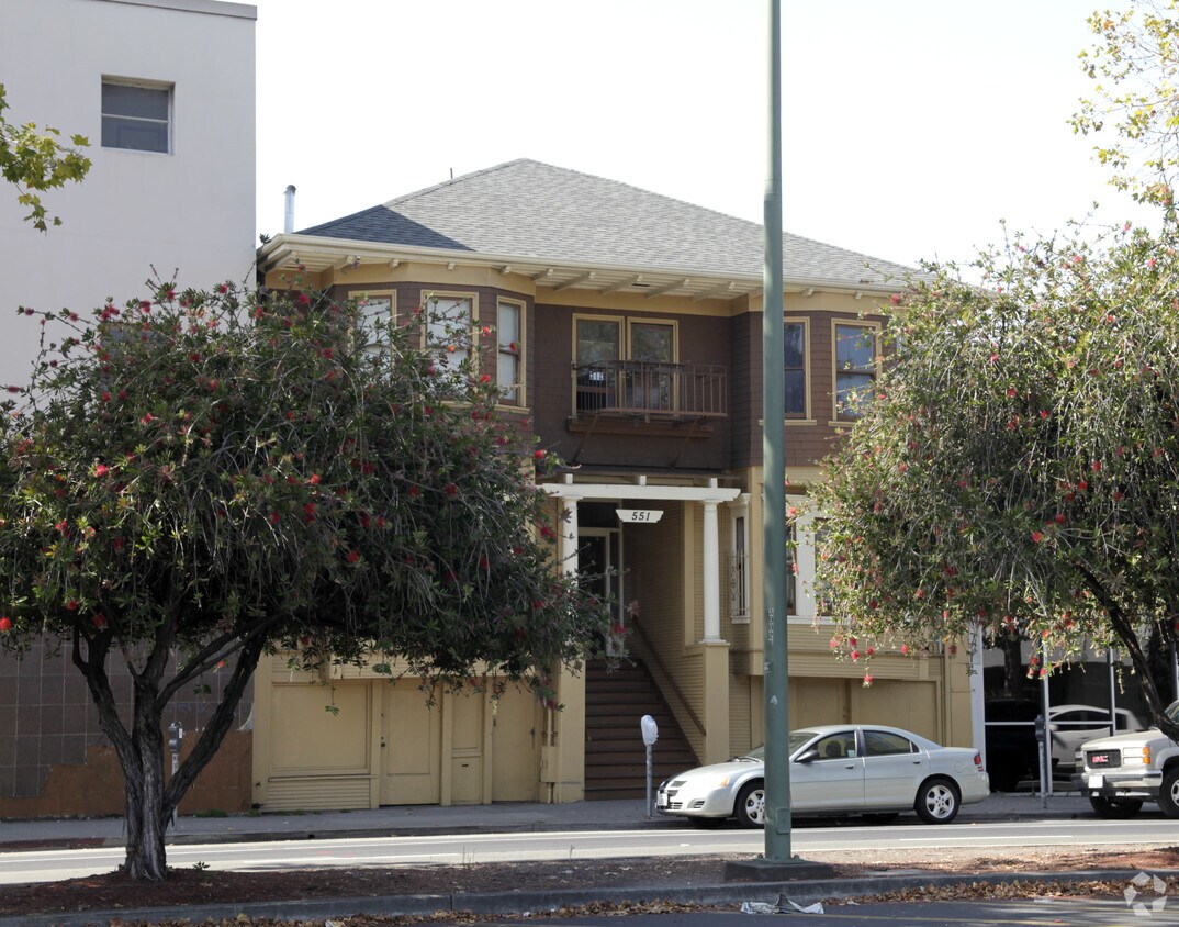 Foto del edificio - 551 W Grand Ave