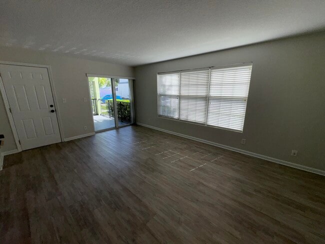 Building Photo - 102 N Lakeside Dr