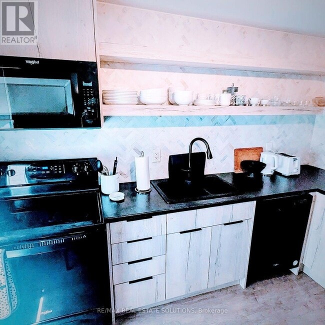 Building Photo - 206 Bathurst St