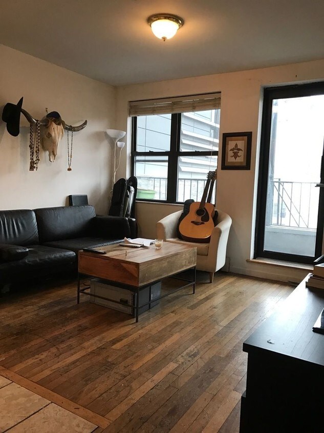 Primary Photo - 122 Allen St