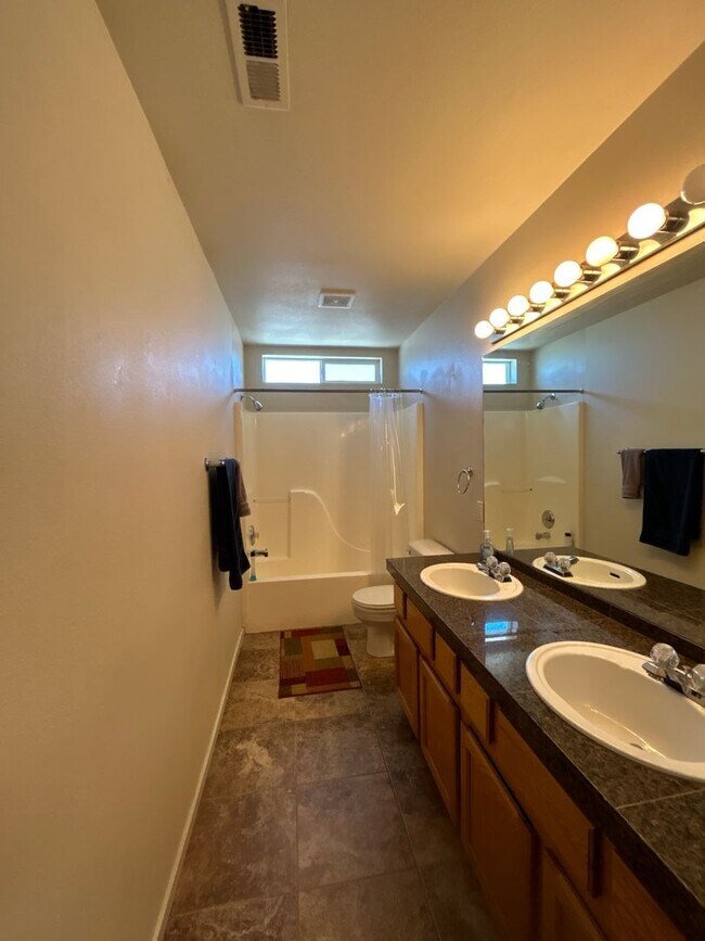 Building Photo - 5 Bedroom / 2.5 Bathroom Home in NE Madras