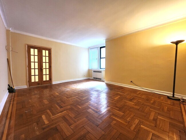 Living room - 10 Avenue P