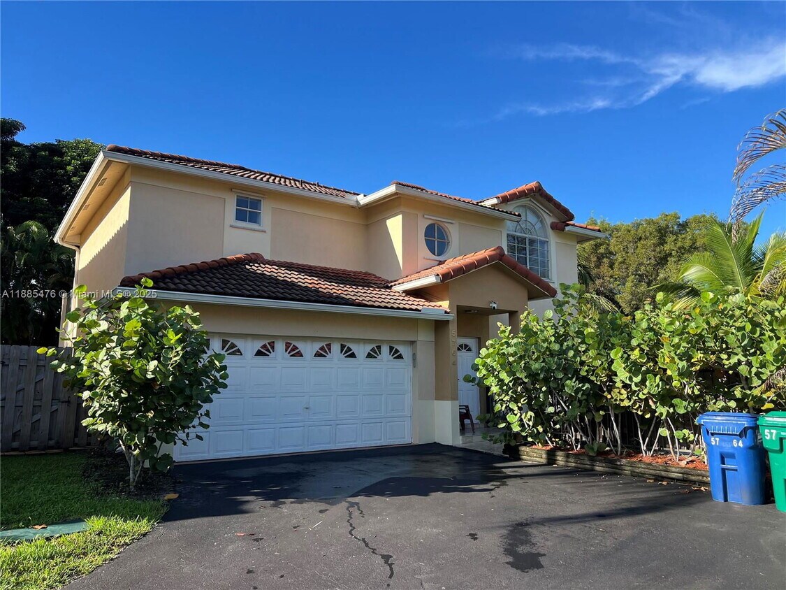 Foto principal - 5764 NW 98 Pl