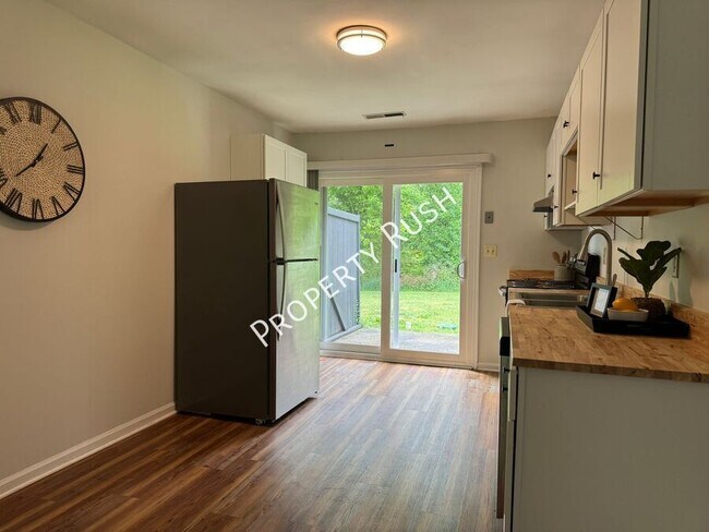 Foto del edificio - 8740 Millard Lee Ln