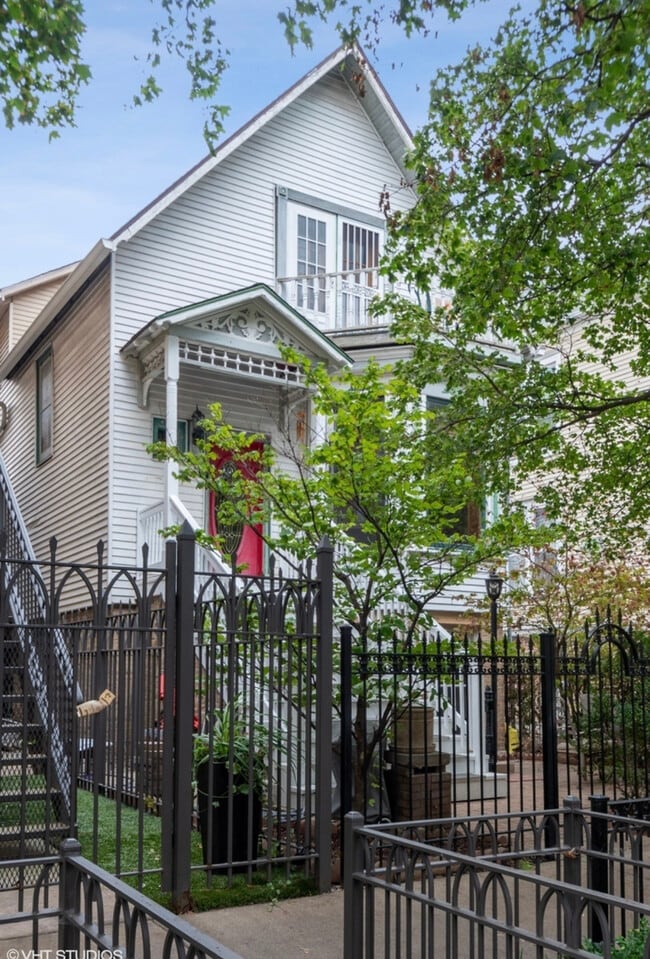 Building Photo - 1046 W Barry Ave