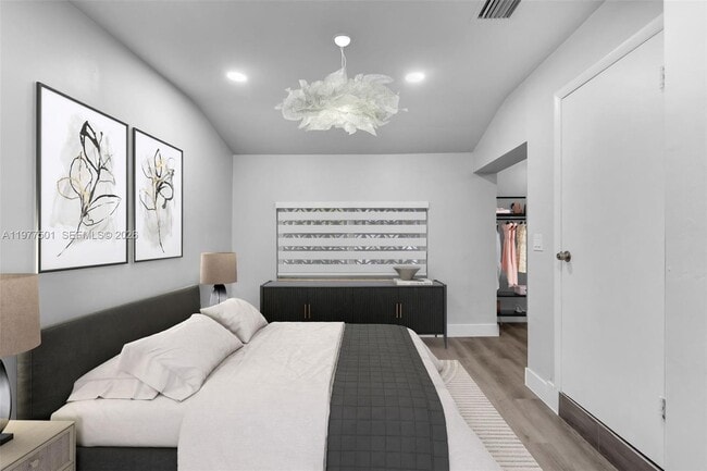 Building Photo - 648 South Dr