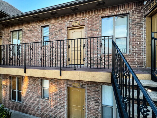 Foto del edificio - Spacious 2-Story Condo with Pool: Your Ide...