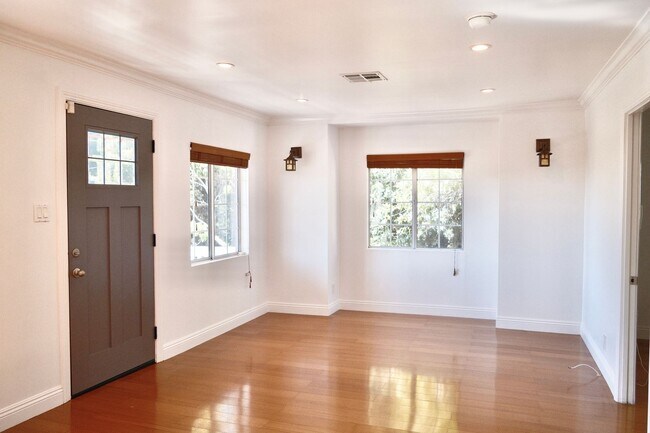 Building Photo - Serene 3bed /2 Bath Craftsman in Heart of ...