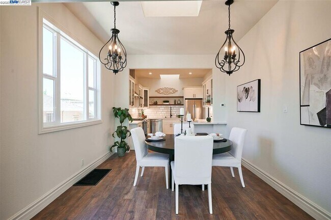 Building Photo - Gorgeous, fully renovated gem!
