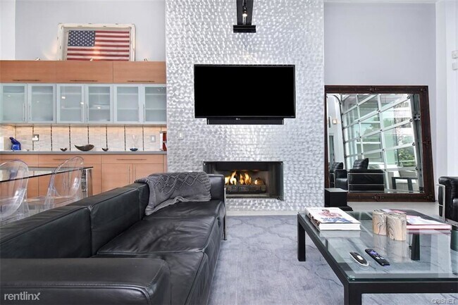 Building Photo - 2 br, 2.5 bath House - 1152 N La Cienega B...