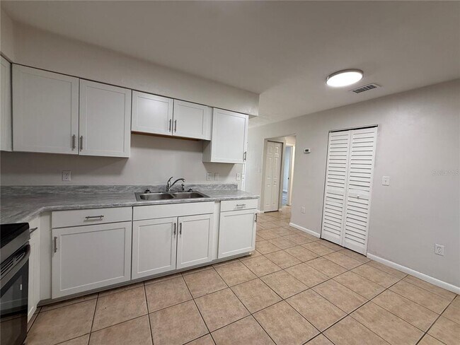 Foto del edificio - 6104 SW 12 Pl