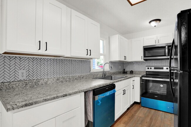 Newly renovated kitchen - 898 Glendale Dr