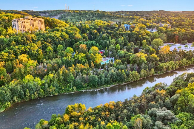 Photo du bâtiment - Riverbend Place and Upper Shore Townhomes