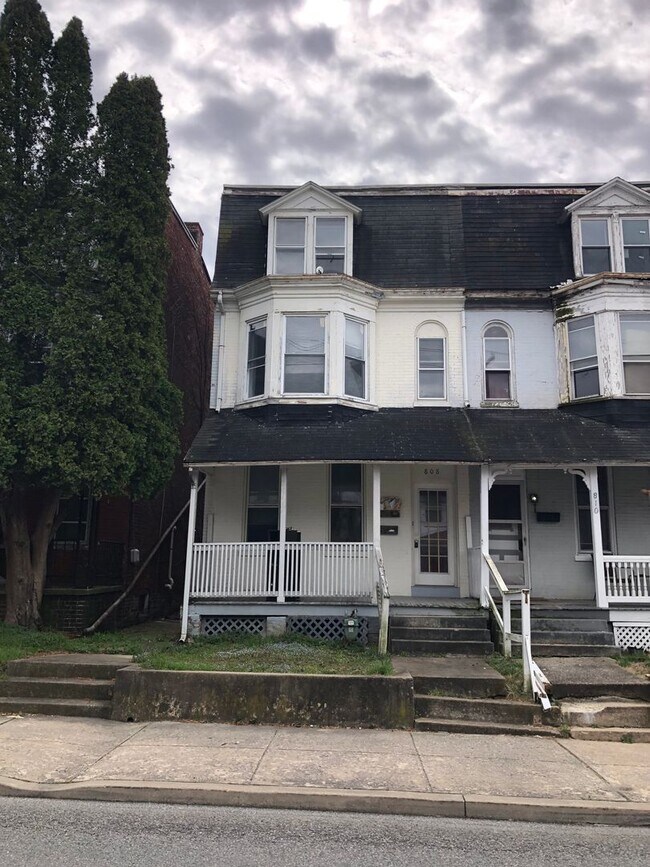 Building Photo - 808 W King St