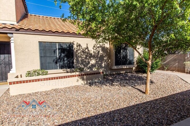 Building Photo - 921 W University Dr