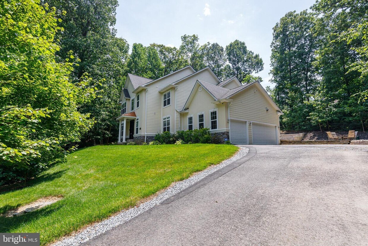 Primary Photo - 7140 Barry Rd