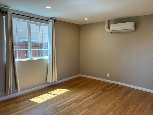 Foto del edificio - 15838 Hart St