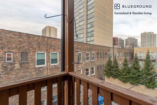 Building Photo - 518 W Wrightwood Ave