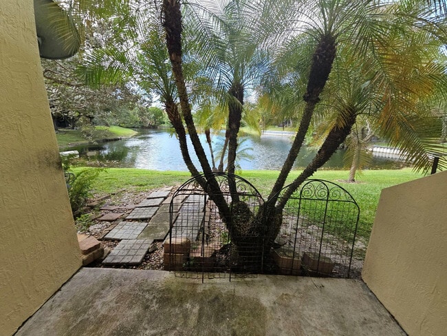 Building Photo - 6185 Laurel Ln