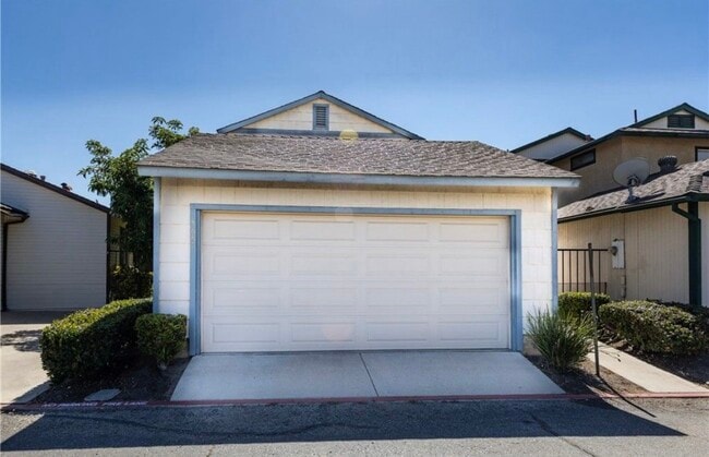 Building Photo - 4887 Village Green Way