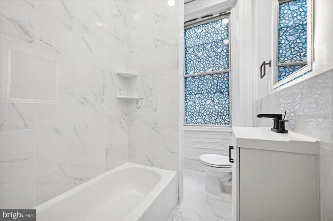 Foto del edificio - 1637 W Girard Ave