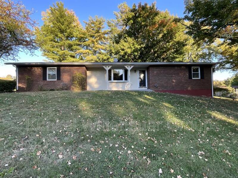 Primary Photo - 201 Lake Hillcrest Dr