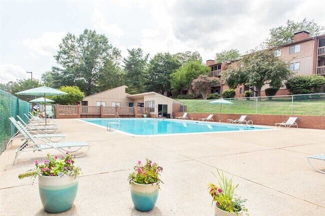 Foto del edificio - Turtle Creek Condo for rent- walking distance to Stonefield Shopping & enjoy the pool soon!