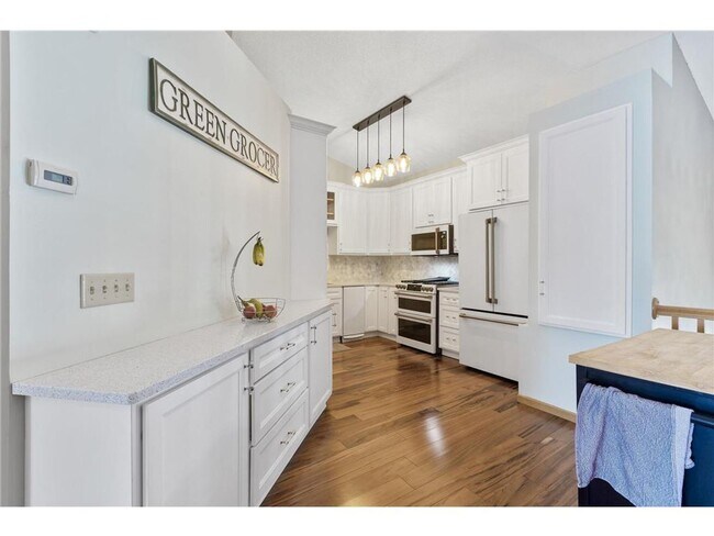 Foto del edificio - Updated 3BR Townhome in Rogers | Garage + Pool Access