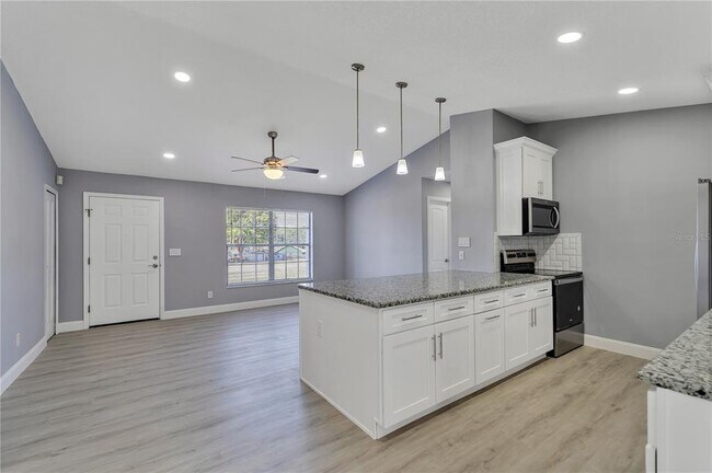 Foto del edificio - 10841 Log House Rd