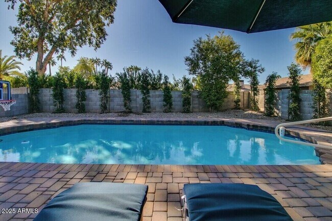 Foto del edificio - 6813 E Grandview Dr