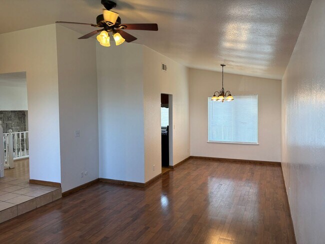 Building Photo - Close to Schools & Shopping