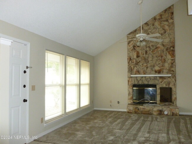 Foto del edificio - 8049 Kilwinning Ln