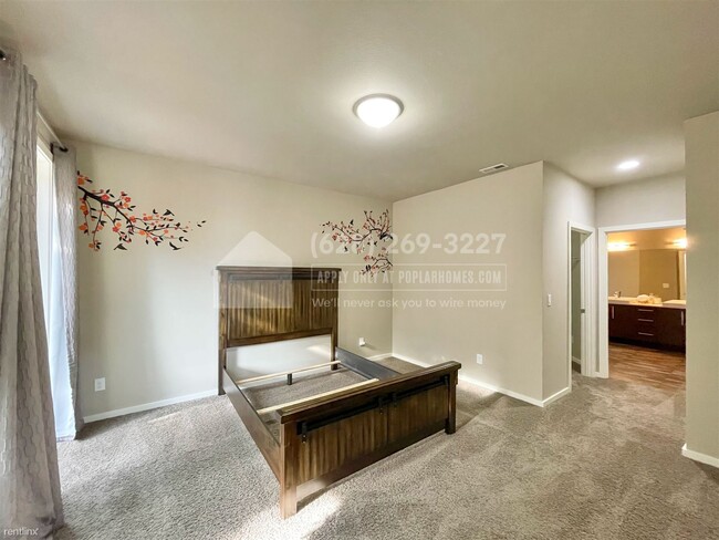 Building Photo - 4 br, 3.5 bath House - 3702 NE 24th St -