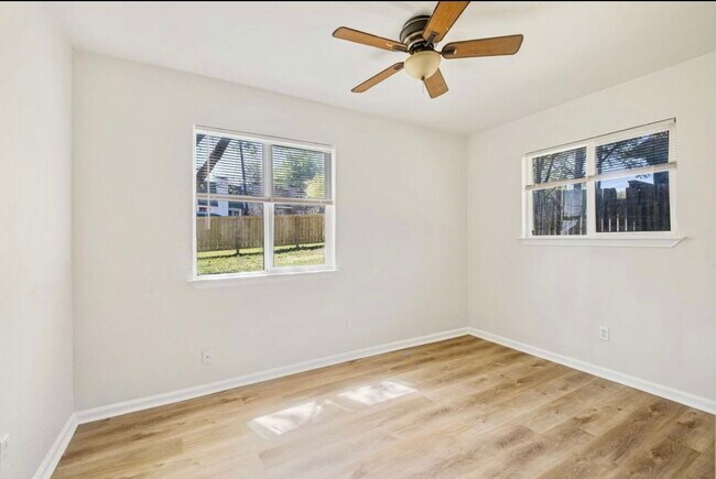 Foto del edificio - 3210 Northeast Dr