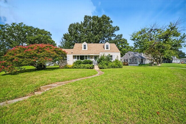 Foto del edificio - RARE FIND-4 BEDROOMS, 2 BATHROOMS, FENCED BACK YARD and GARAGE-PETS!!