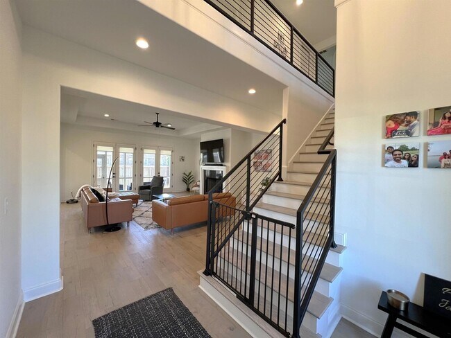 Foto del edificio - 607 Covington Walk Ln S