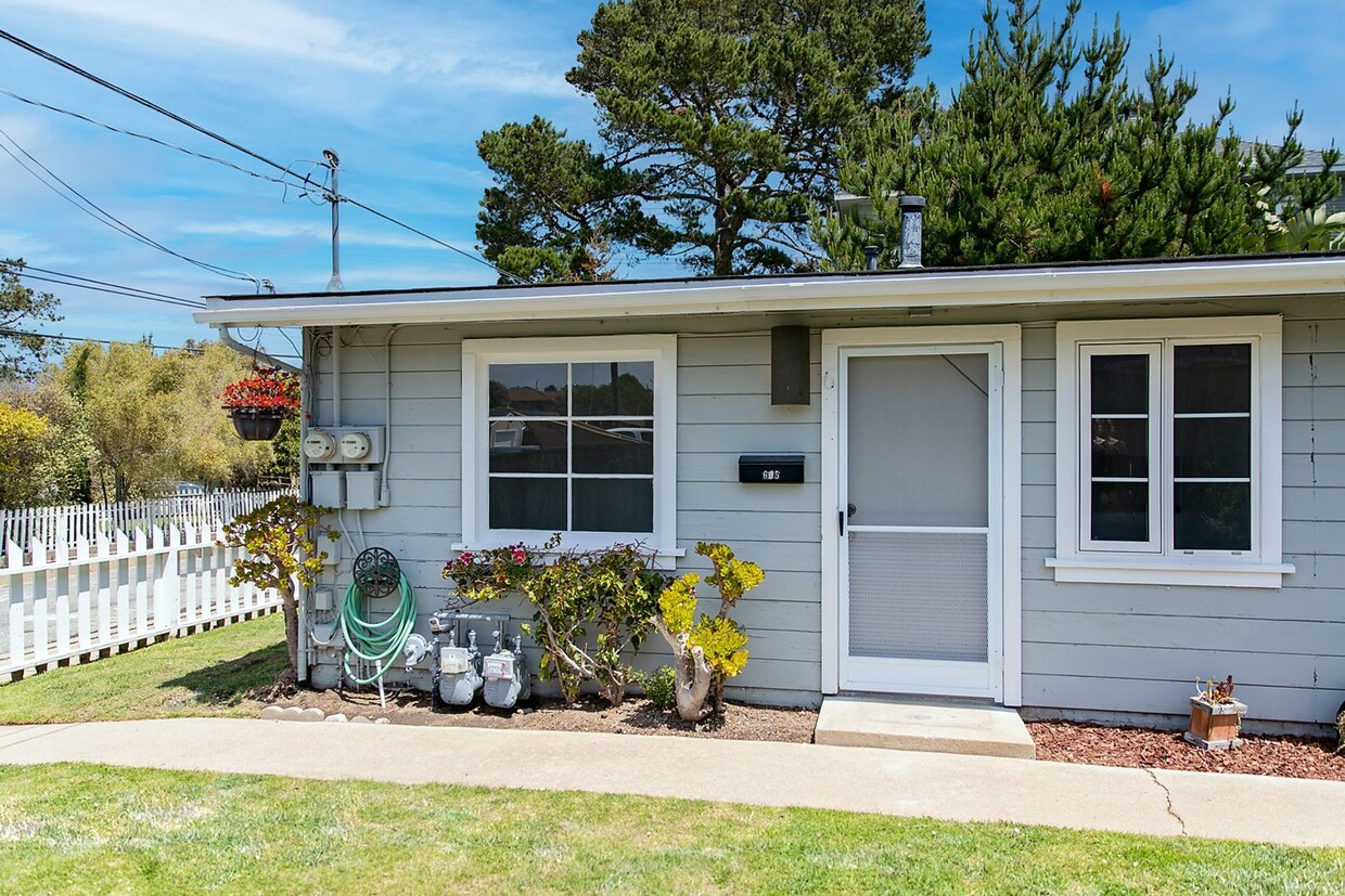 Foto principal - Charming Sunny Pacific Grove Duplex - Avai...