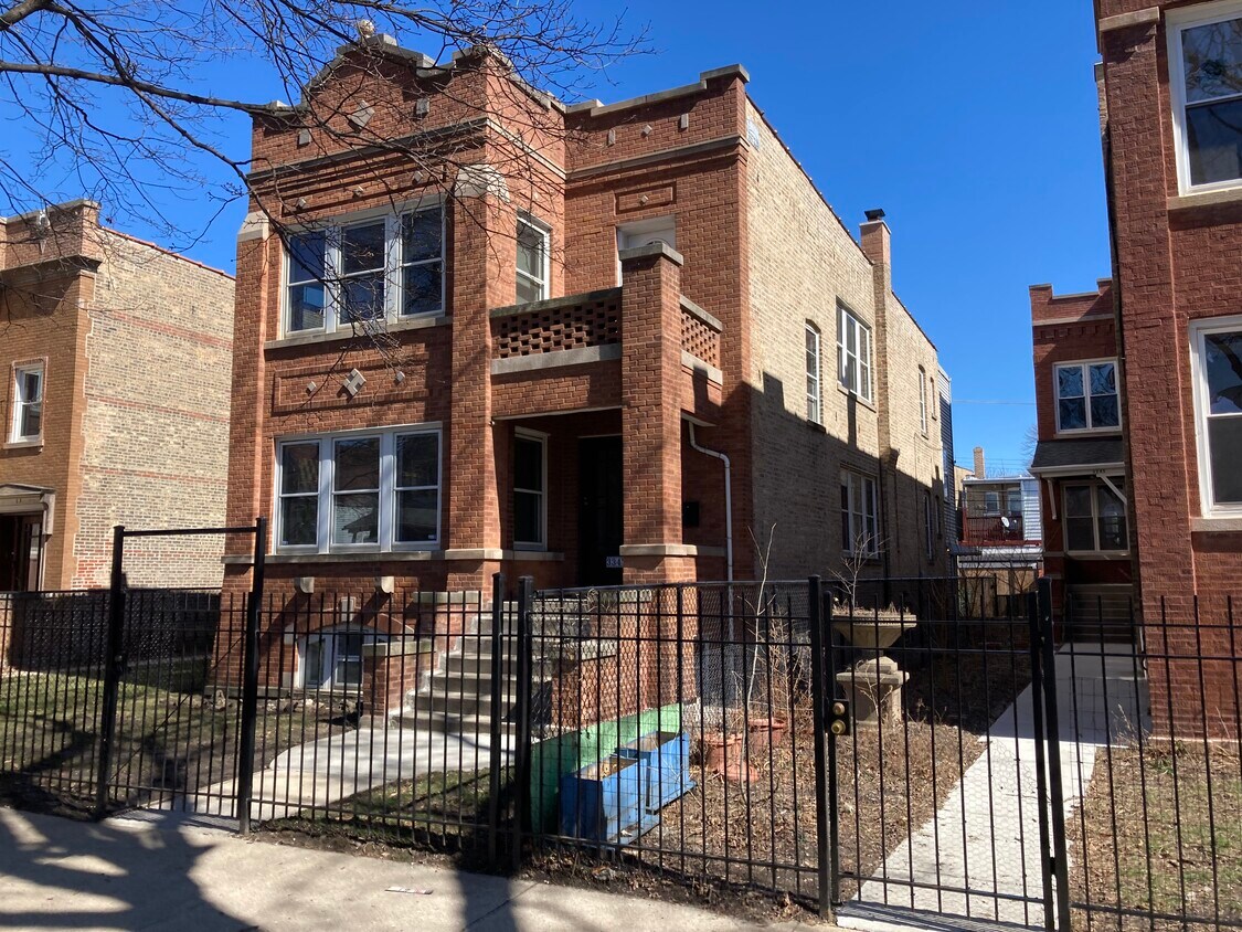 Primary Photo - 3347 N Harding Ave
