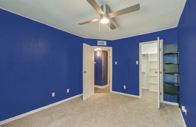 Building Photo - 2814 S Bartell Dr