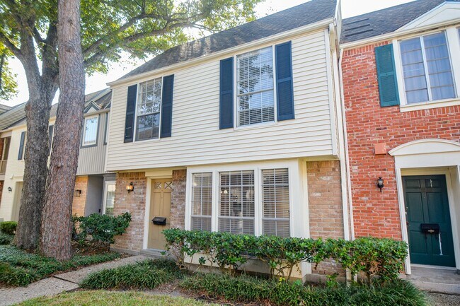 Building Photo - 13282 Trail Hollow Dr