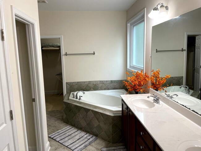 Building Photo - 4640 Granby Cir
