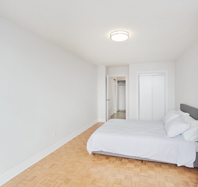 Photo du bâtiment - 1BD - FULLY RENOVATED  WITH AC -  PRIME ETOBICOKE