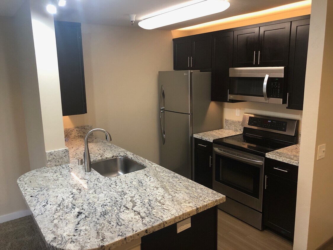 Foto principal - 6400 Christie Ave