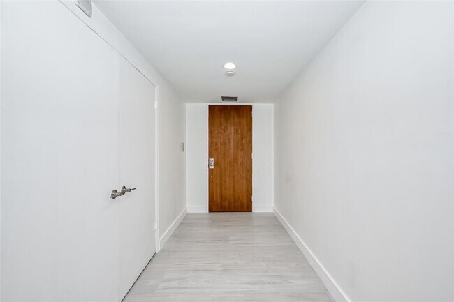Foto del edificio - 5001 Woodway Dr